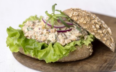 rundstykke med bønnesalat