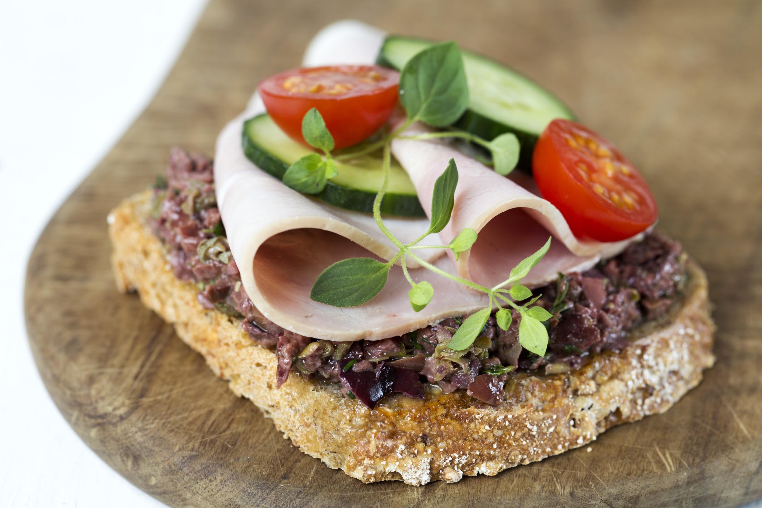 brød med olivenrøre og skinke