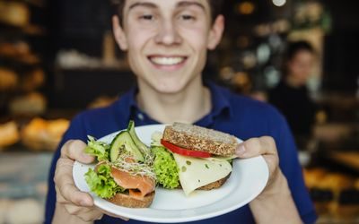 Fredrik Andersen holder et fat med brødskiver