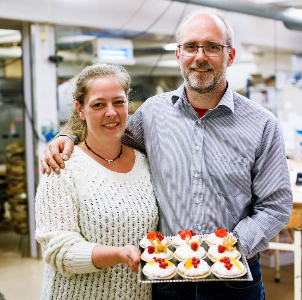 par med kaker i bakeri