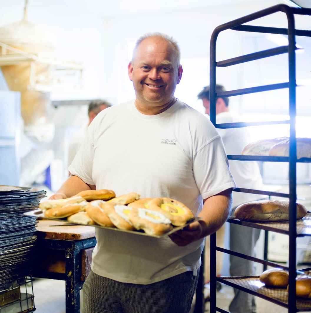 baker holder brett med skolebrød