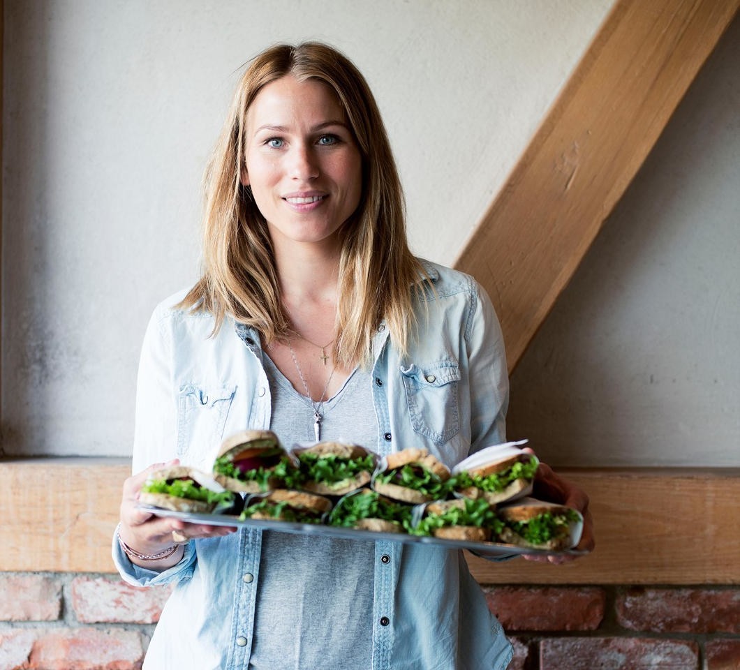 kvinne med smurte blingser