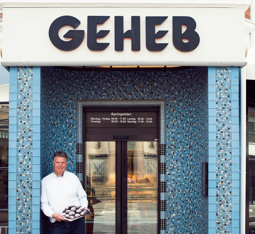 Baker utenfor Geheb bakeri