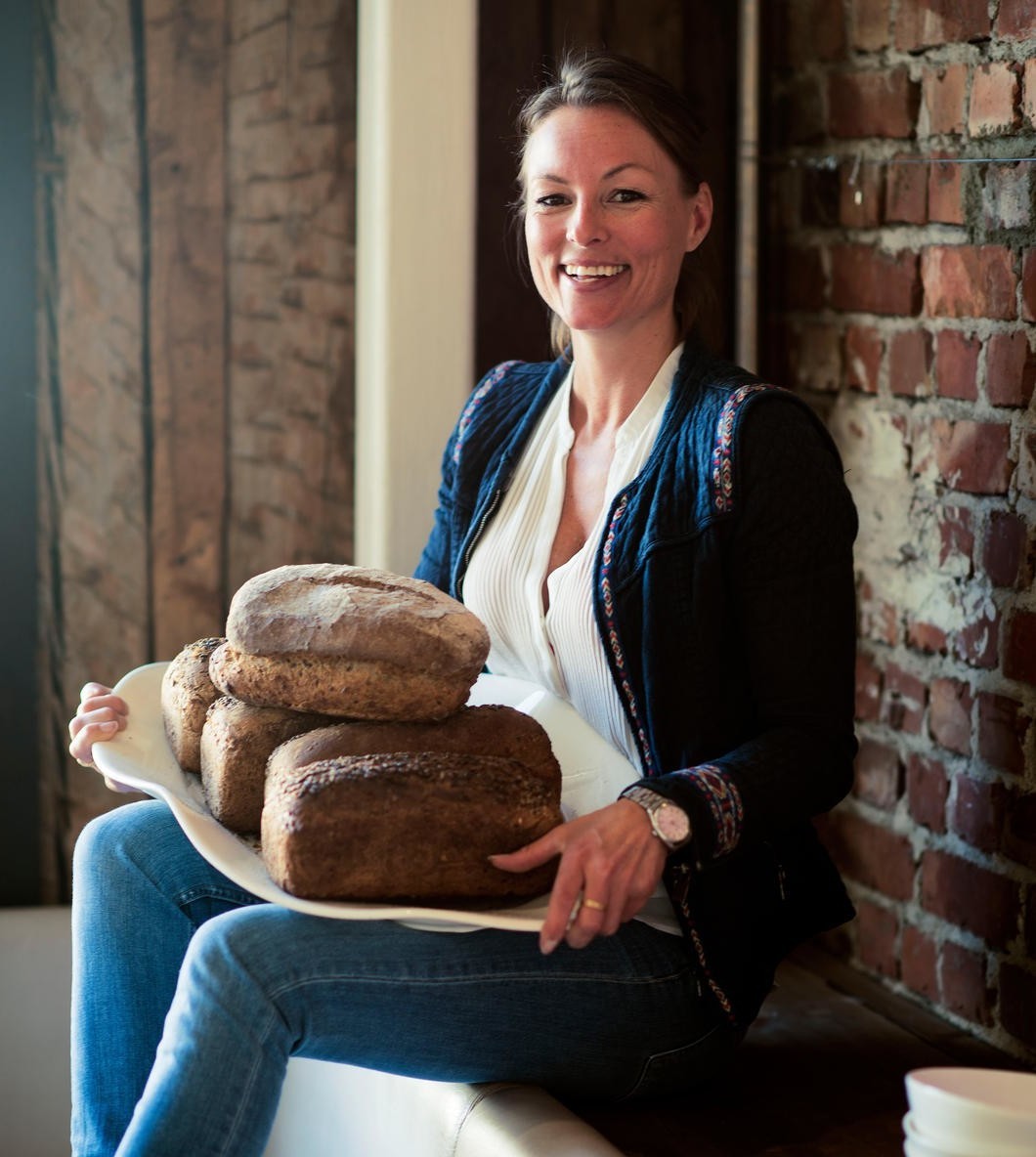 kvinne med fanget fullt av brød