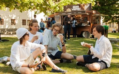 ungdom foran food truck