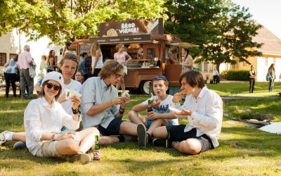 ungdom foran food truck