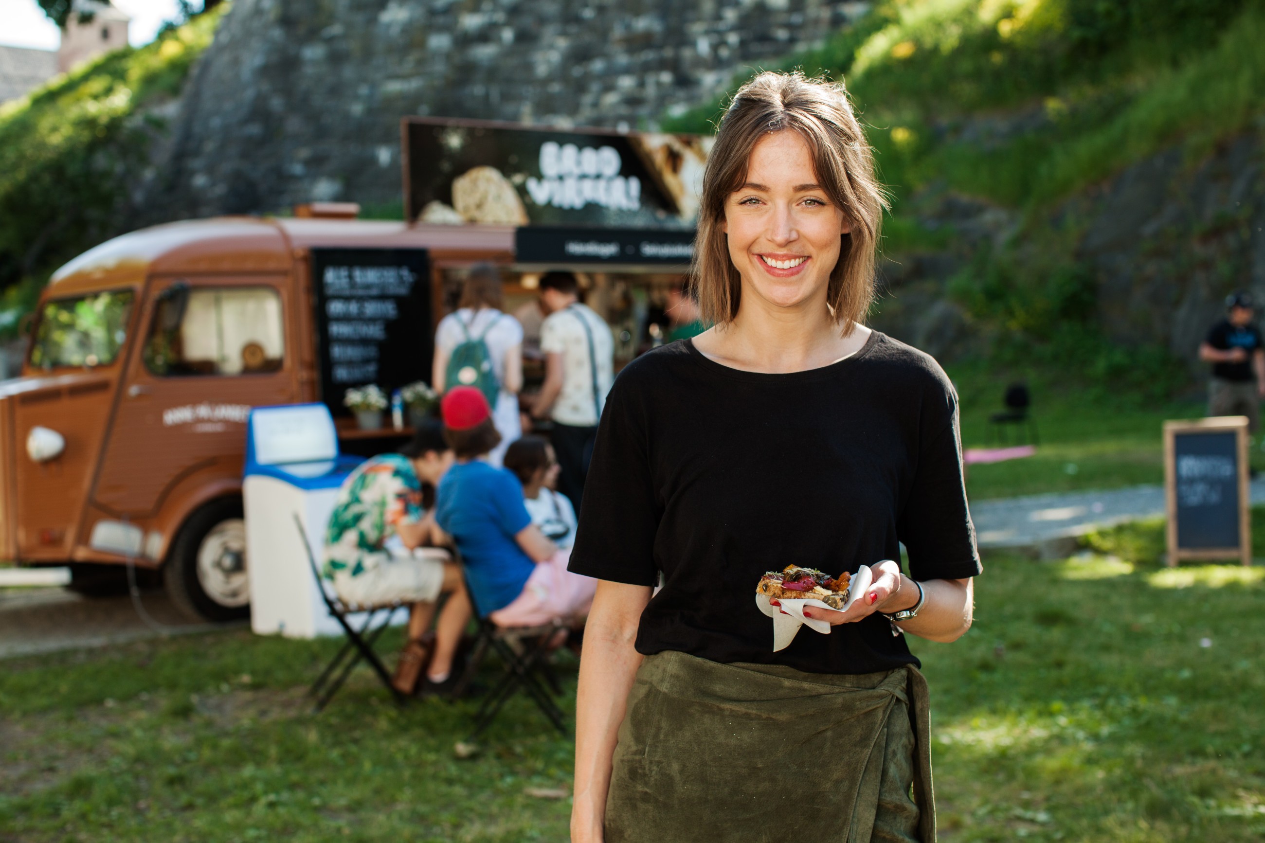 Eilin fra OBK foran food truck