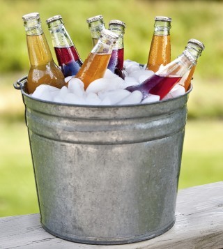 bøtte med is og brus