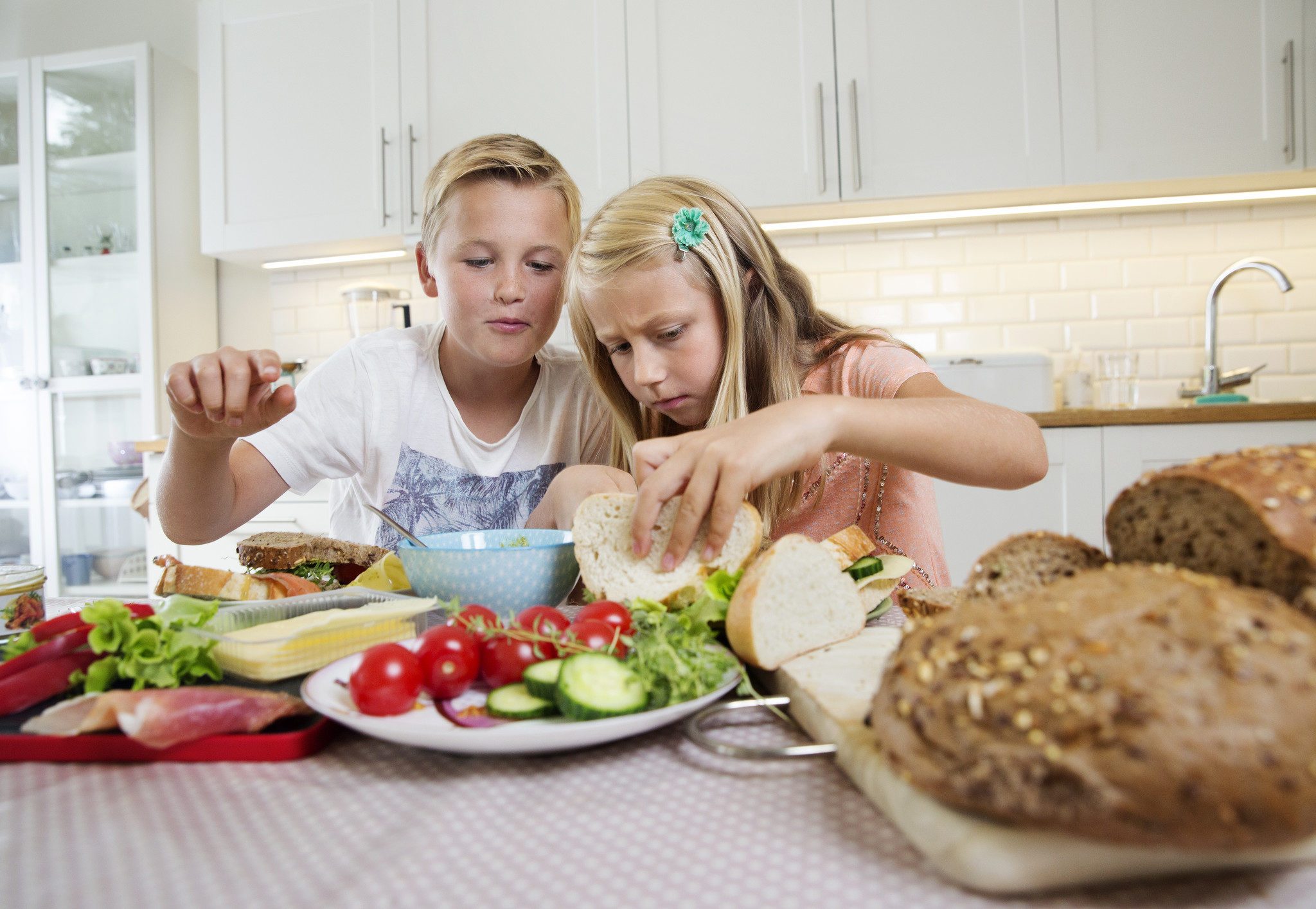 barn smører matpakker