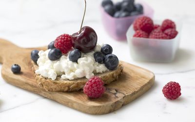 brød med cottage cheese og bær