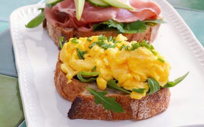 Surdeigsblings med fransk omelett og spekeskinke