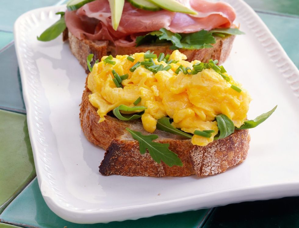 Surdeigsblings med fransk omelett og spekeskinke