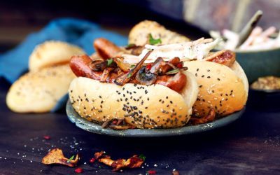 pølse i hjemmelaget pølsebrød med sesamfrø toppet med stekt sopp