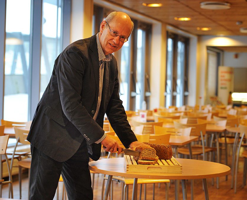 Stuve skjærer brød