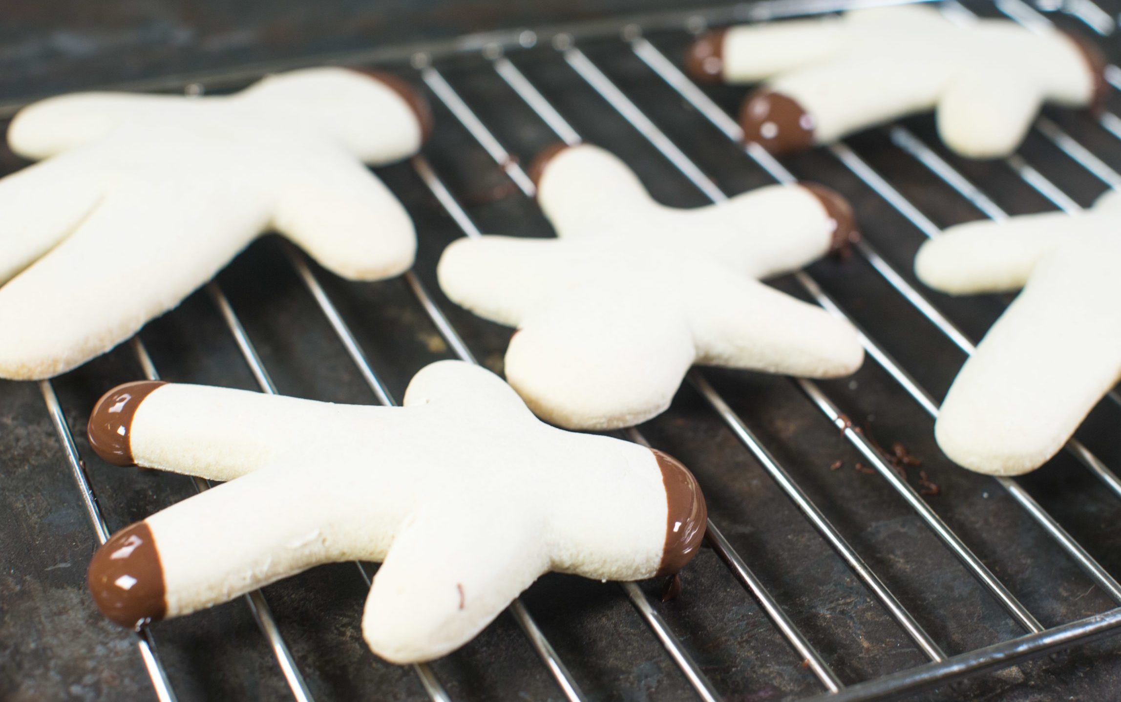 hvite kakemenn med sjokolade
