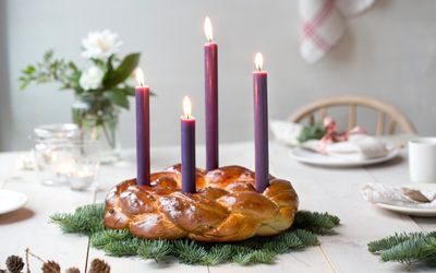 Adventskrans laget av bolledeig