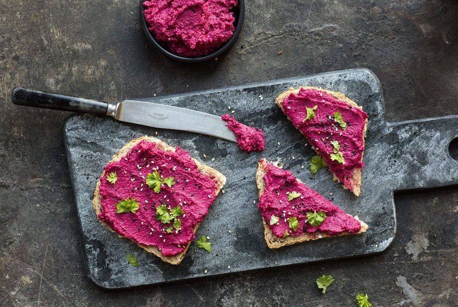 brødskive med rødbetehummus