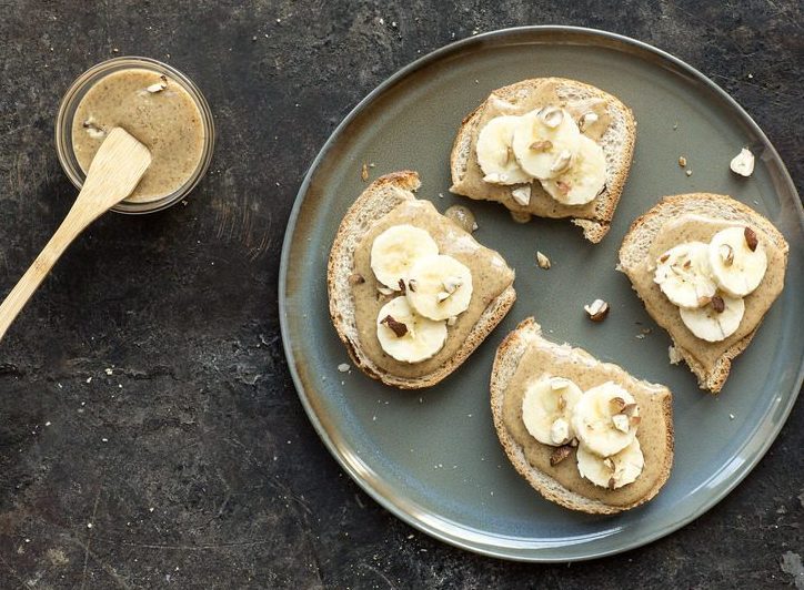 Grovbrød med hjemmelaget nøttepålegg og banan