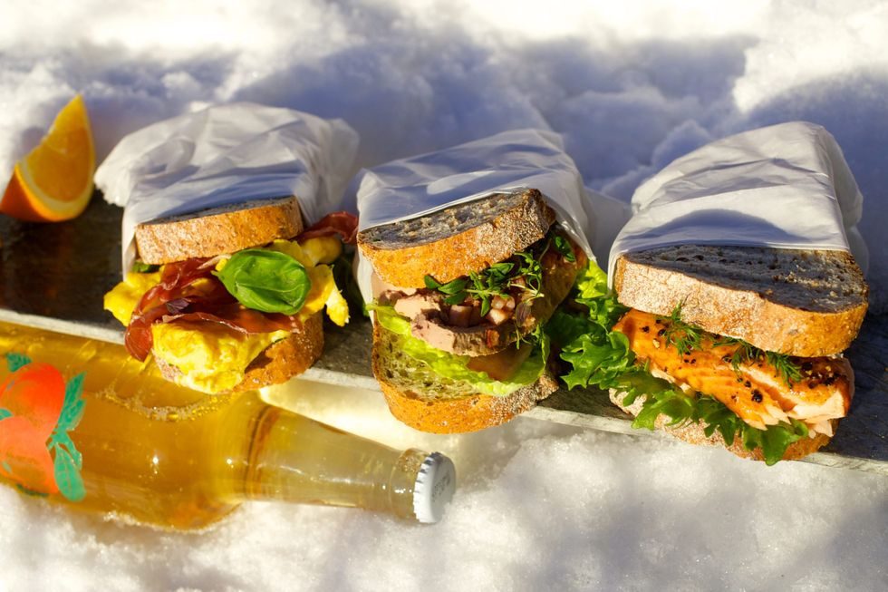 Smørbrød med spekeskinke og eggerøre, leverpostei og bacon og varmløkt pepperlaks