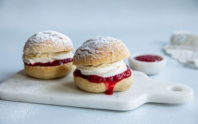 Fylte fastelavnsboller med krem og jordbærsyltetøy