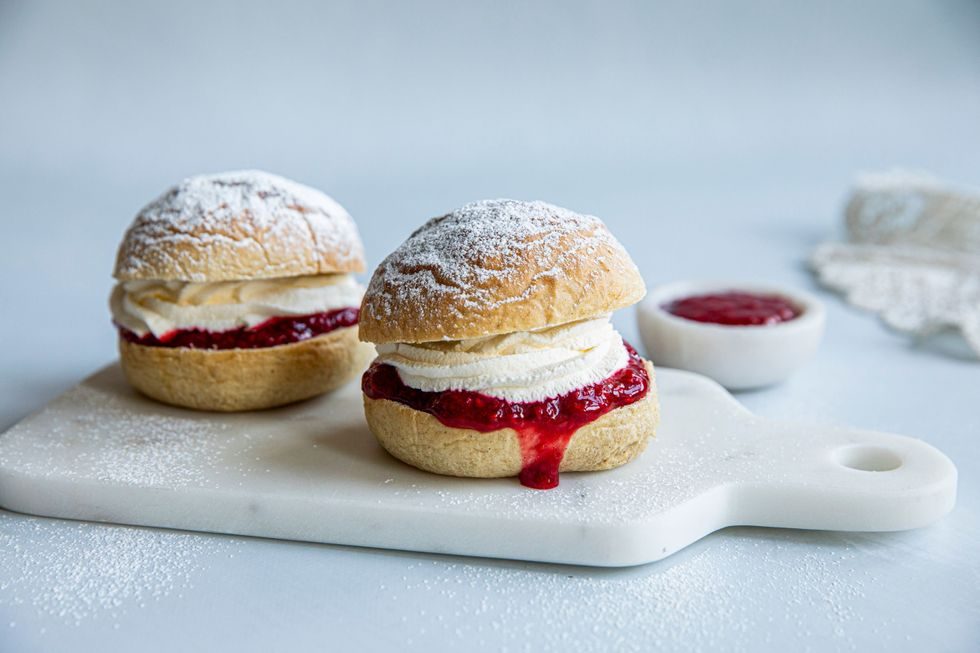 Fylte fastelavnsboller med krem og jordbærsyltetøy