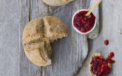 grove scones med syltetøy