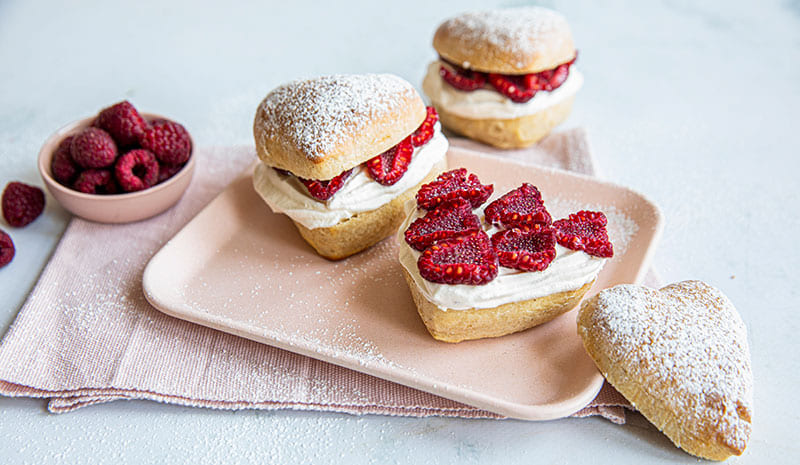 Romantiske boller med bringebær til valentinsdagen