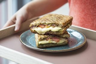 Grov panini med ost, kalkunpålegg, pesto og tomat