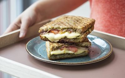 Grov panini med ost, kalkunpålegg, pesto og tomat