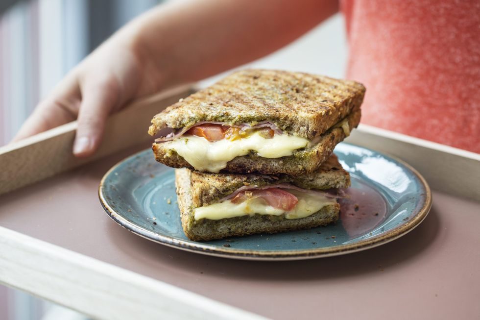 Grov panini med ost, kalkunpålegg, pesto og tomat