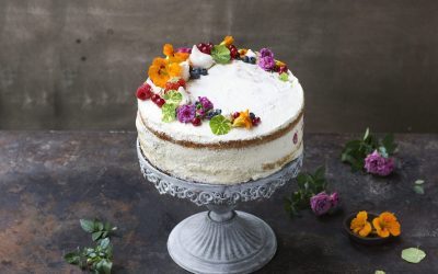 Nakenkake med bær og marengs