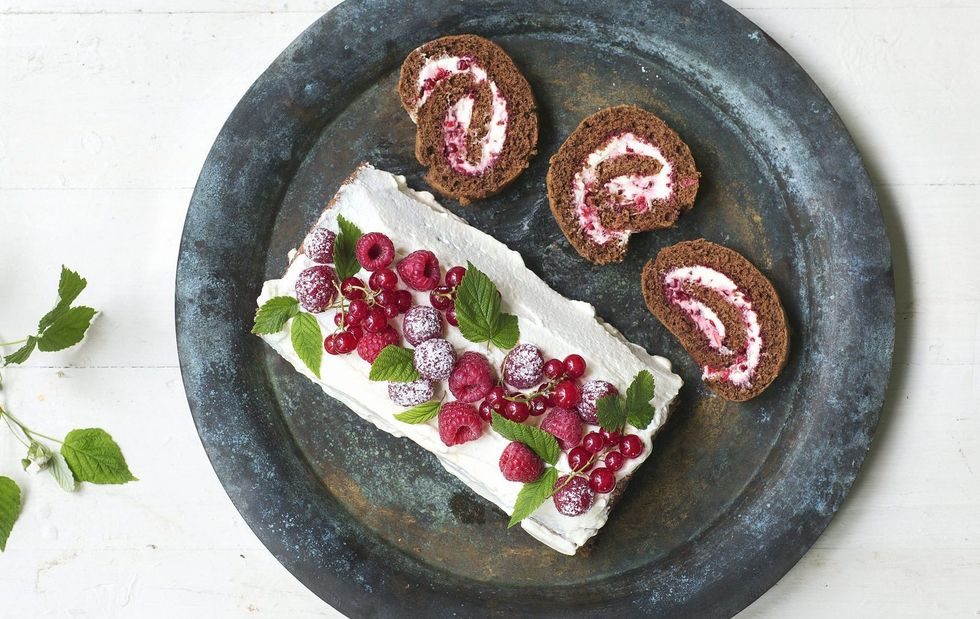 Rullekake med sjokolade, krem, rips og bringebær