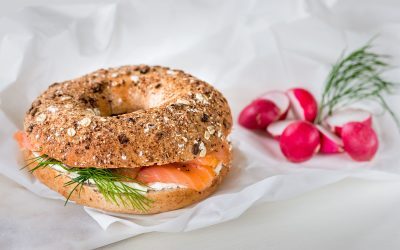 Bagel med kremost og røkt laks