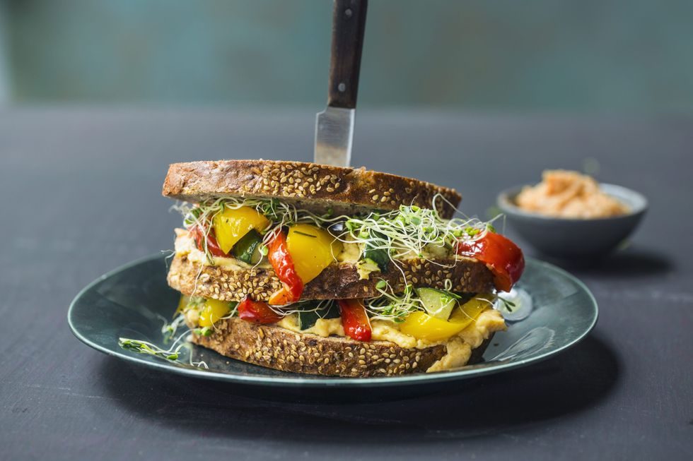 blings med grillede grønnsaker og hummus