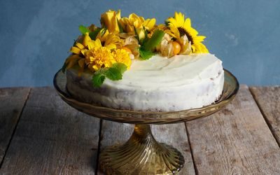 Grov gulrotkake bakt med fullkorn og litt mindre mengder sukker og ostekrem