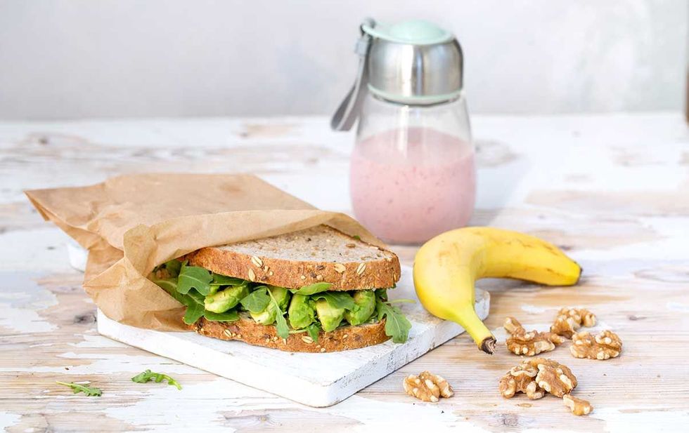 Brødskiver med avokado og ruccola, banan, nøtter, smoothie