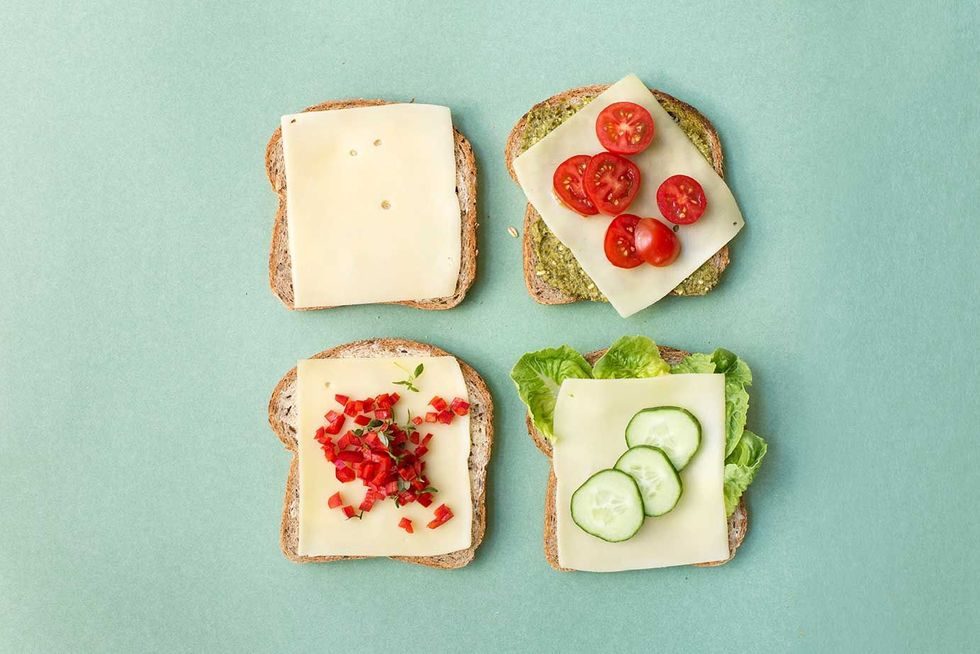 Brødskiver med gulost og forskjellig garnityr