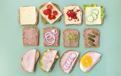 Brødskiver med forskjellig pålegg