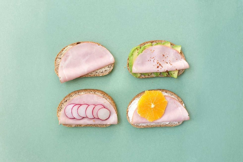 Brødskiver med skinkepålegg