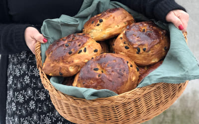 Dame med kurv full av julekaker