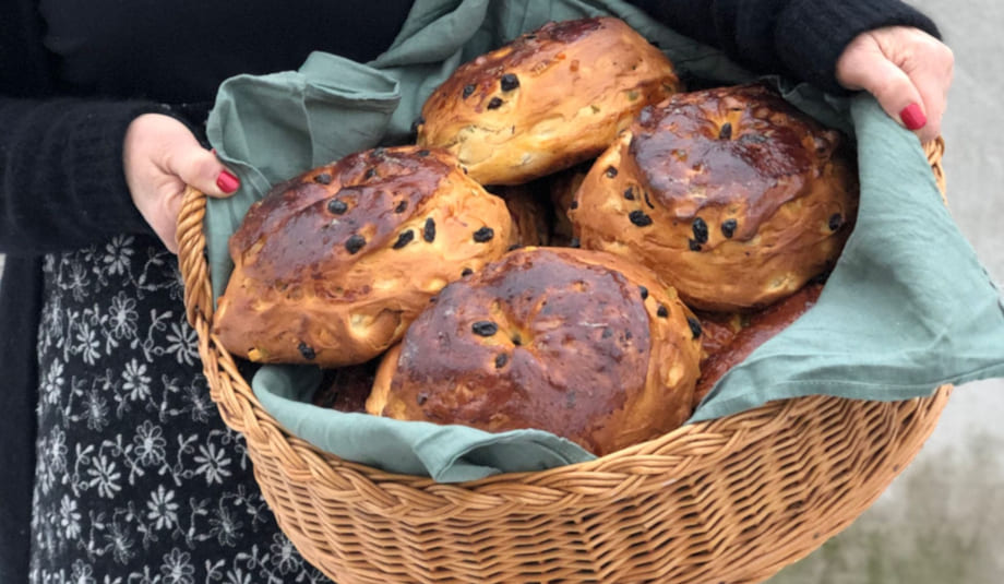 Dame med kurv full av julekaker