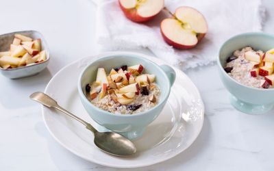 Kjøleskapsgrøt med eple og tranebær