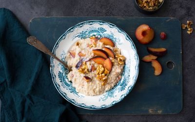 Havregrøt med plumme og valnøtter