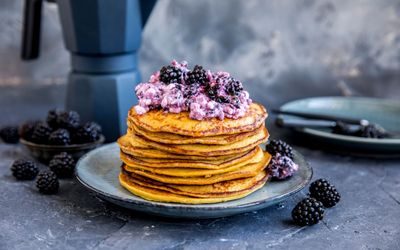 Sunne pannekaker med cottage cheese og bjørnebær