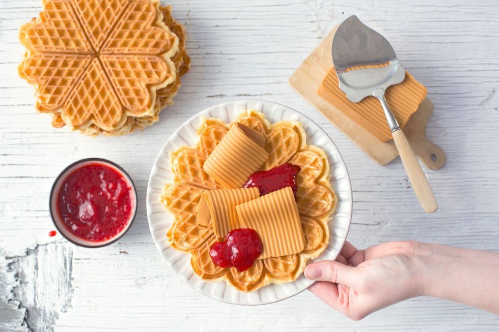 Vaffel med brunost og syltetøy
