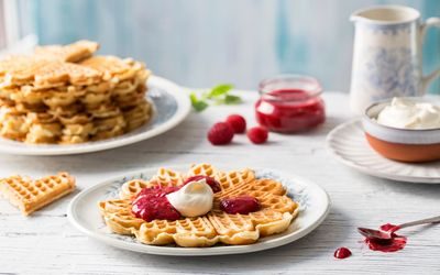 Vaffel med syltetøy og rømme