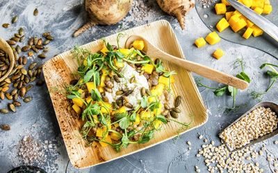 Byggrynsrisotto med hummus, mango, erteskudd og gresskarfrø