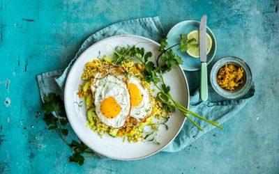 Krydret perlegryn med stekt egg, agurk og koriander