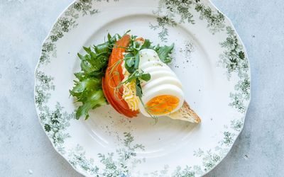 Snitter med kokt egg og tomat