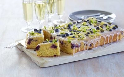 Langpannekake med blåbær og sitron